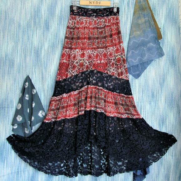UO Ecote lace block maxi skirt - Picture 2 of 7